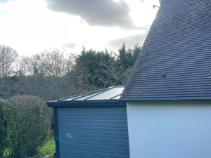 Extension bardage anthracite horizontal, toiture vitrée adossée toit ardoise