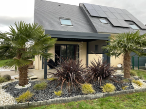 Pergola anthracite store zip, jardin pierres, palmier et panneaux solaires