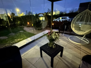 Pergola vitree de nuit, fauteuil oeuf, table fleurs et arche bois jardin