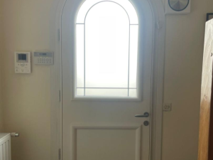 Porte entrée blanche cintrée, vitrage sablé petits bois et poignée inox