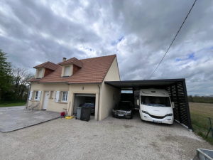 Carport anthracite toit plat, Mercedes et camping-car, claustra lateral