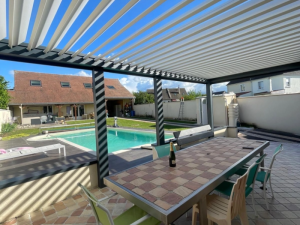 Pergola lames blanches inclinees, piscine turquoise et toiture tuiles avec velux