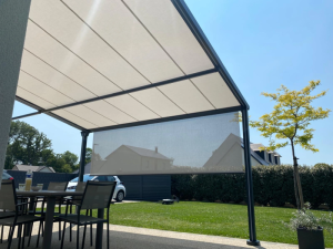 Pergola grise, toile rétractable claire et store vertical sur terrasse face au jardin