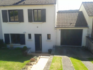 Maison crépi blanc, menuiseries anthracite volets, porte et garage coordonnés