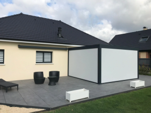 Pergola anthracite, screens blancs fermes sur terrasse carrelee et salon noir