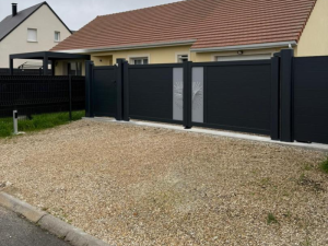 Portail battant anthracite lames, décor soleil central sur panneaux dépolis
