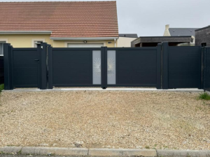 Portail deux vantaux anthracite, motif radial sur vitrages et portillon assorti