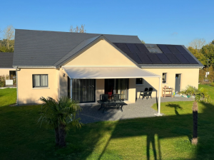 Store banne blanc pergola, terrasse gravier, palmiers et panneaux solaires