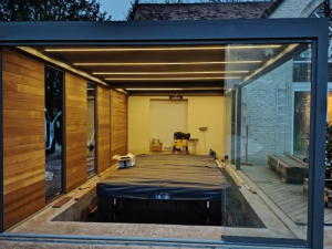 Abri spa anthracite claustrage bois, bain encastré couvert et LED au crépuscule