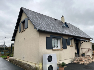 Maison beige, volets anthracite, fenetres blanches et pompe a chaleur