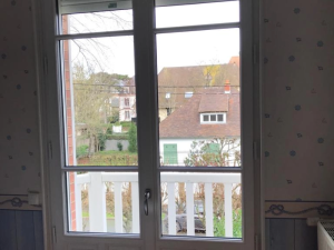 Porte-fenêtre blanche 2 vantaux, croisillon, balcon barreaux blancs et papier peint bleu