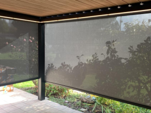 Intérieur pergola, plafond lames bois, LED périphérique et deux screens gris