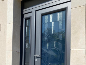 Porte entrée anthracite vitrage cercles, imposte fixe sur mur pierre de taille