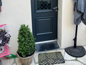 Porte anthracite extérieure, vitrail bulles dépoli, poignée inox et pots de plantes