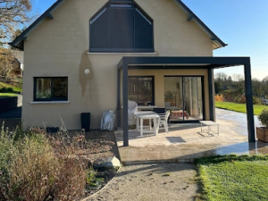 Pergola anthracite terrasse pierre, baie vitree et fenetre pentagonale