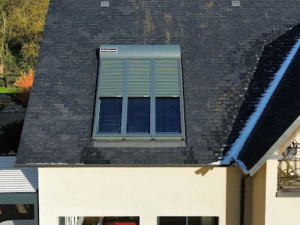 Trois velux ardoise, volets roulants verts solaires partiellement baisses