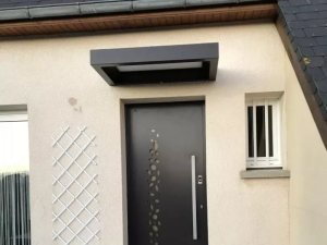 Porte anthracite avec marquise assortie, insert verre galet et treillis blanc sur crépi