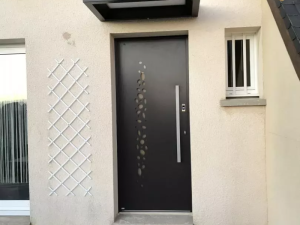 Porte entrée grise, poignée inox verticale et bande vitrée bulles dépolies