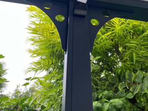 Détail poteau carport anthracite, consoles courbes et détecteur sur poutre