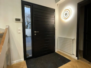 Porte entree noire lames horizontales, imposte vitree et parquet chene