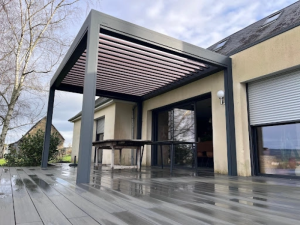 Pergola bioclimatique anthracite, lames claires, terrasse bois grise humide