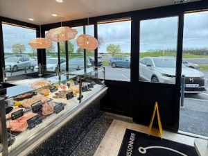 Interieur poissonnerie, vitrine noire et etal poissons sur glace