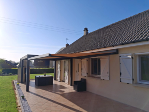 Pergola anthracite store banne beige, terrasse carrelee terracotta