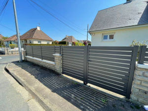 Portail et clôture lames horizontales anthracite sur muret pierre, ombres rayées