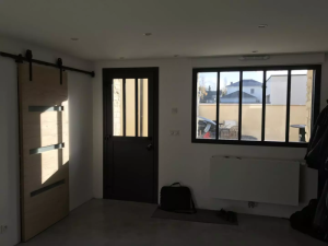Intérieur porte anthracite vitrée, porte coulissante bois verre dépoli, sol béton ciré