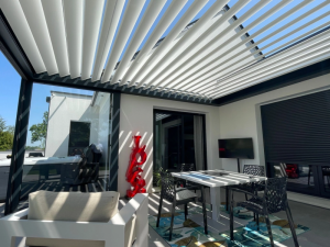 Pergola lames blanches orientables, sculpture LOVE rouge et table noire design