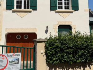 Volets vert forêt, porte bois hublots et portail vert, enseigne Logikinov sur le portail