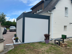 Pergola anthracite screens blancs latéraux fermés contre bardage blanc horizontal
