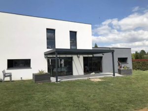 Maison blanche et grise, pergola anthracite sur terrasse carrelee