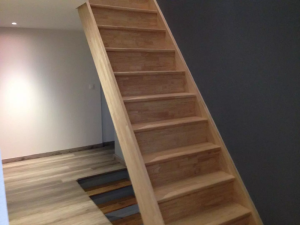 Escalier droit bois clair contremarches contre mur anthracite, parquet assorti