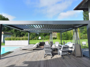 Pergola anthracite lames ouvertes, terrasse effet bois, piscine et transats