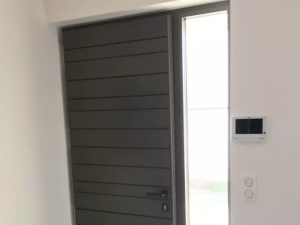 Porte entrée anthracite lames horizontales, tierce vitrée et interphone intérieur