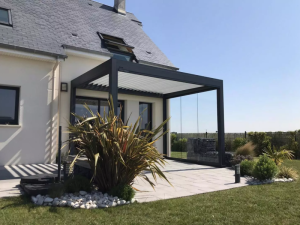 Pergola bioclimatique anthracite, lames blanches et paroi vitree coulissante