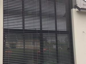 BSO anthracite sur grande baie verticale deux niveaux, facade crepi clair