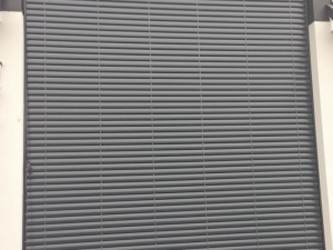 Gros plan lames BSO anthracite fermees, cables de guidage verticaux visibles