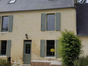Facade pierre, menuiseries vert sauge, volets battants ouverts et porte