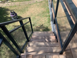 Vue plongeante escalier bois exterieur et garde-corps vitre anthracite