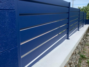 Clôture bleu marine lames horizontales sur muret blanc, angle de propriété