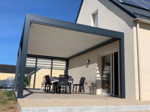 Pergola Brustor anthracite lames blanches, store lateral creme, table terrasse