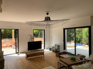 Salon lumineux, trois baies noires coulissantes, suspension fil noir XL