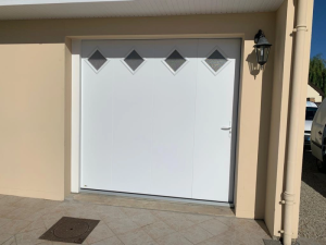 Porte garage blanche rainures, quatre hublots losange dépolis et applique noire