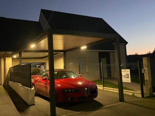 Carport alu anthracite éclairé au crépuscule, Alfa Romeo garée, panneau Logo Logikinov