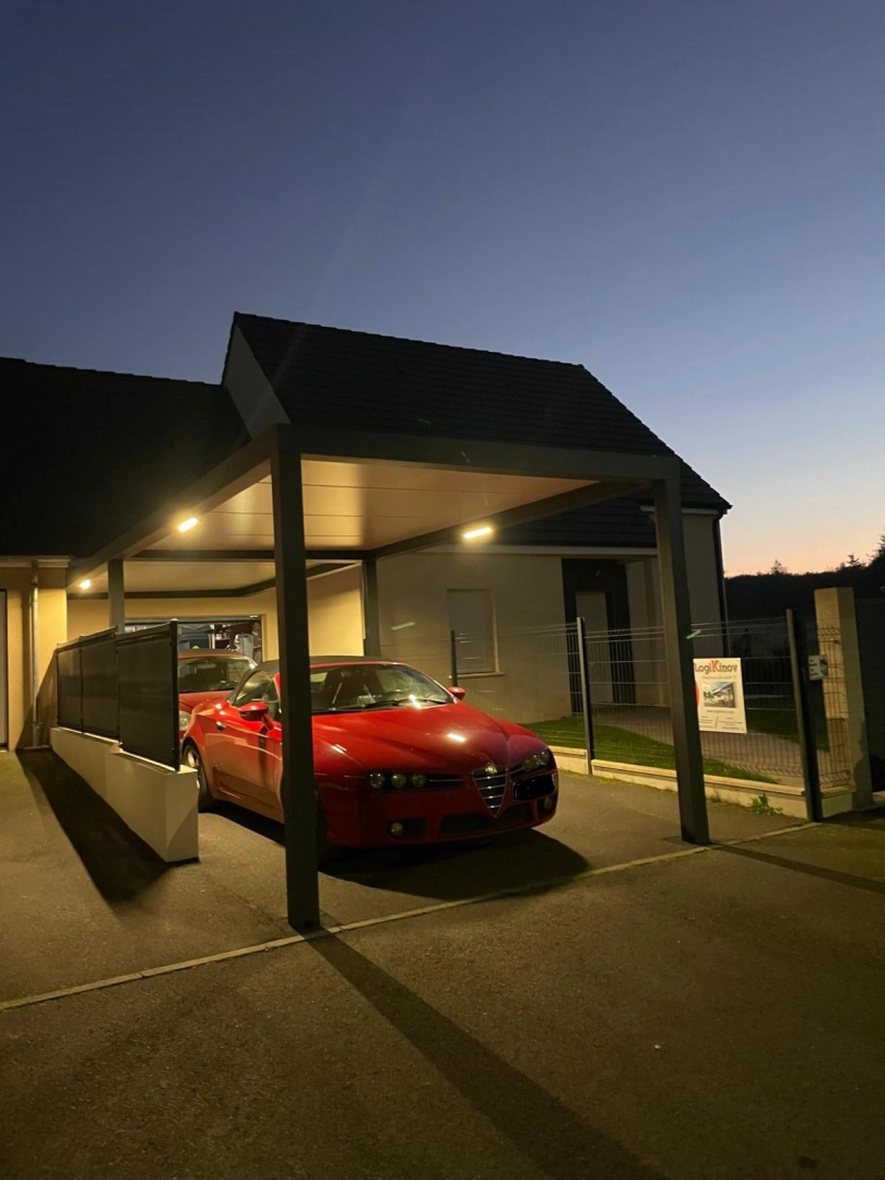 Carport alu anthracite éclairé au crépuscule, Alfa Romeo garée, panneau Logo Logikinov