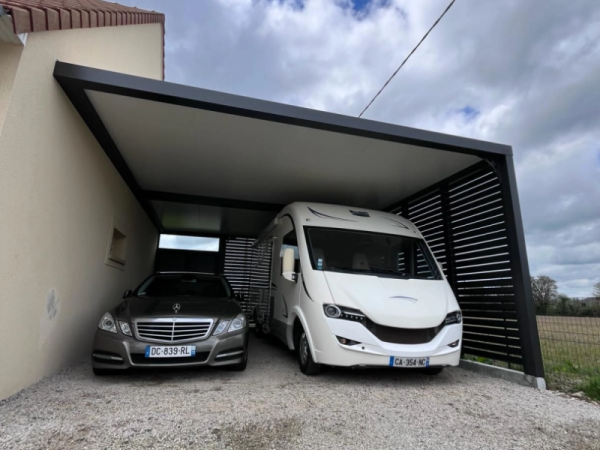 Carport alu anthracite toit plat, claustras latéraux, berline et camping-car garés dessous