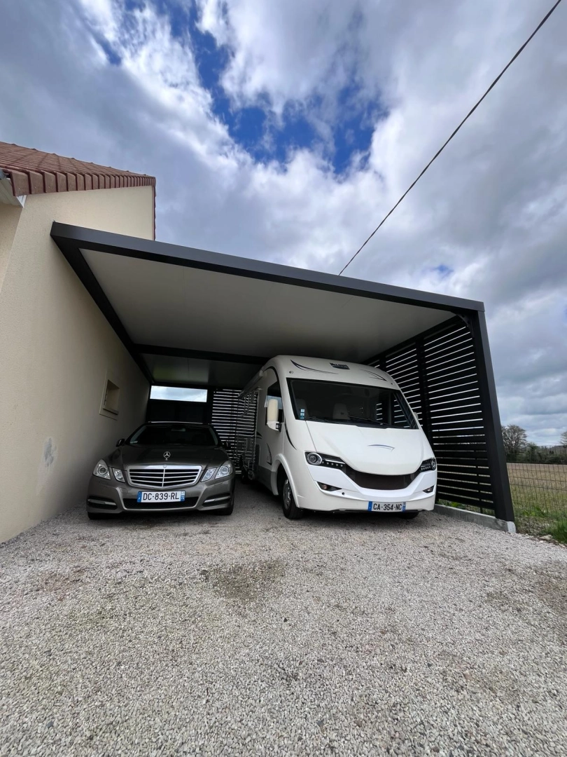 Carport alu anthracite toit plat, claustras latéraux, berline et camping-car garés dessous