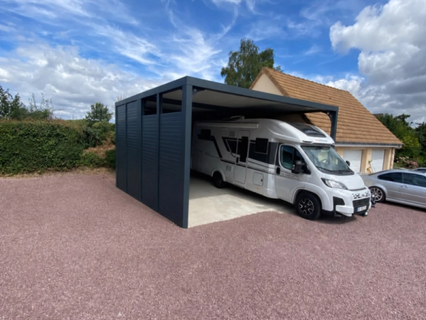 Carport grande hauteur anthracite, camping-car blanc garé sur dalle béton